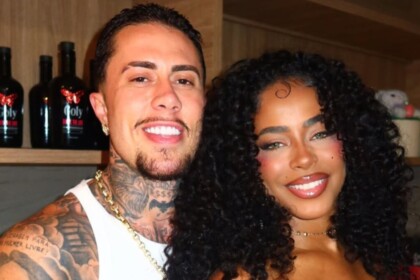 MC Daniel e Lorena Maria abraçados e sorrindo