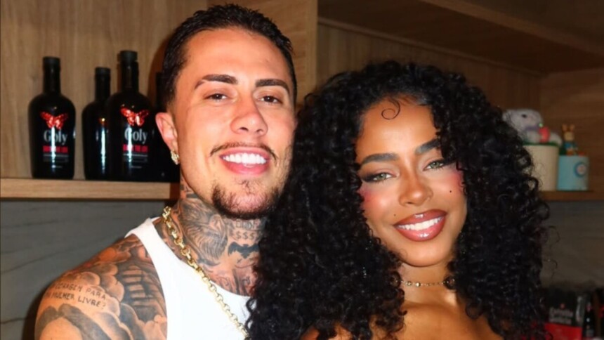 MC Daniel e Lorena Maria abraçados e sorrindo