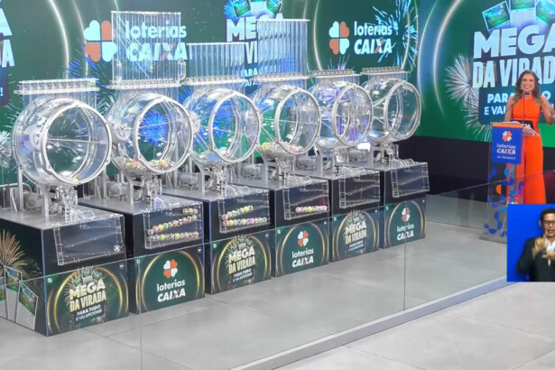 Globos do sorteio da Mega da Virada 2025. ao lado a apresentadora sorrir enquanto comando o sorteio