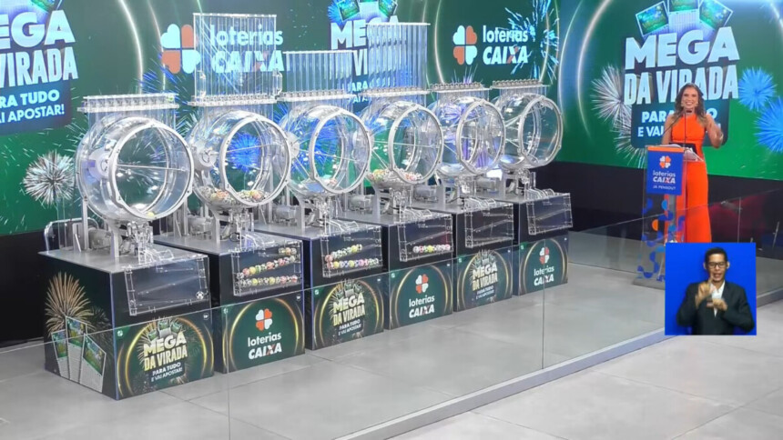 Globos do sorteio da Mega da Virada 2025. ao lado a apresentadora sorrir enquanto comando o sorteio