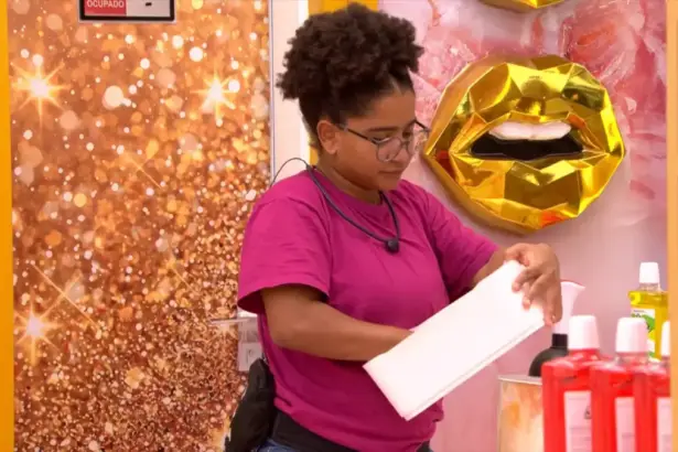 Milnea limpa caixa branca no banheiro do BBB 26