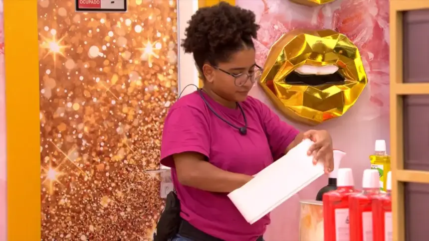 Milnea limpa caixa branca no banheiro do BBB 26