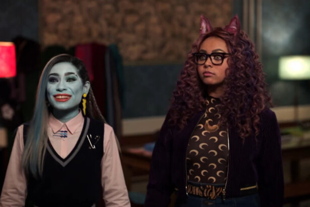 Meninas caracterizadas como monstros em Monster High - O Filme. Elas estão em um quarto de uma casa