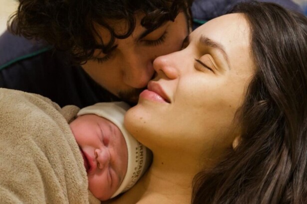 Nattan e Rafa Kalimann após o nascimento de Zuza, com a pequena no colo