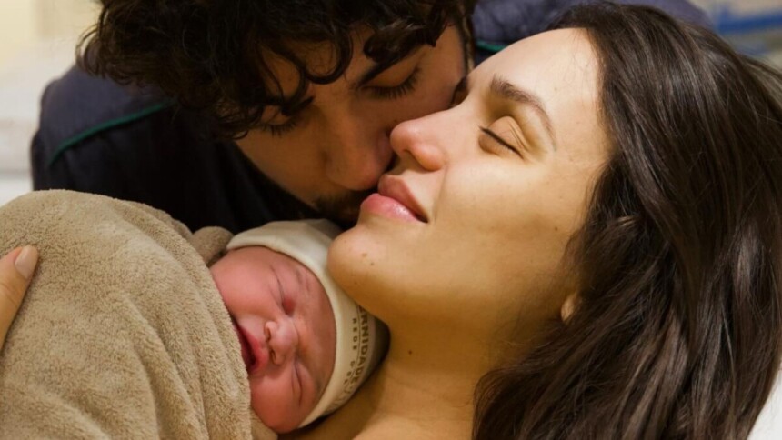 Nattan e Rafa Kalimann após o nascimento de Zuza, com a pequena no colo