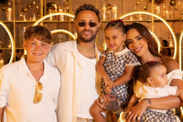 Neymar ao lado de Biancardi, Davi Lucca, Mavie e Mel posando na festa de Réveillon