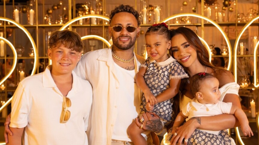 Neymar ao lado de Biancardi, Davi Lucca, Mavie e Mel posando na festa de Réveillon