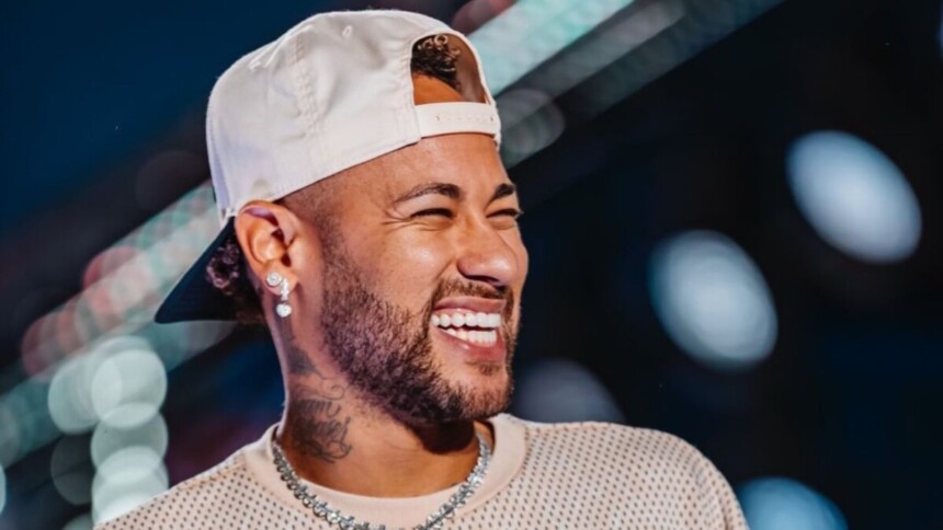 Neymar de boné para trás e sorridente