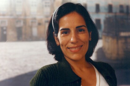 Gloria Pires sorridente em cena de Anjo Mau como a babá Nice