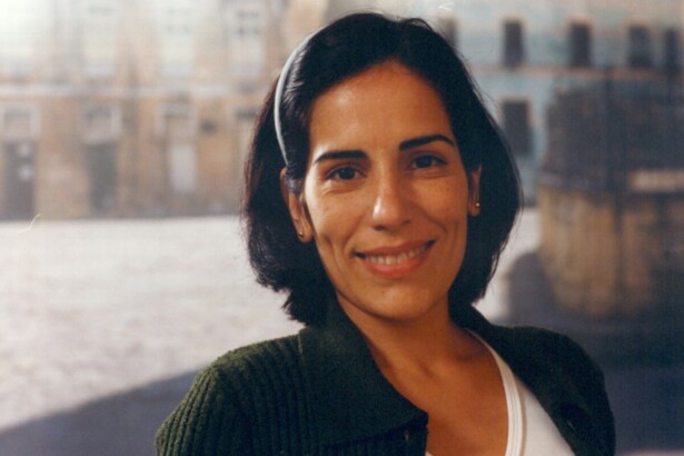 Gloria Pires sorridente em cena de Anjo Mau como a babá Nice