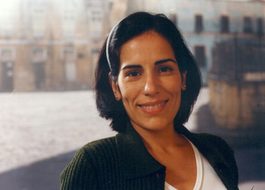 Gloria Pires sorridente em cena de Anjo Mau como a babá Nice