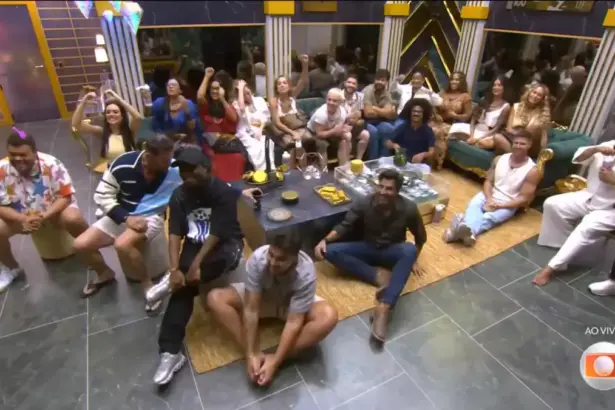 Todos os participantes do BBB 26 sentados no chão da sala do casa