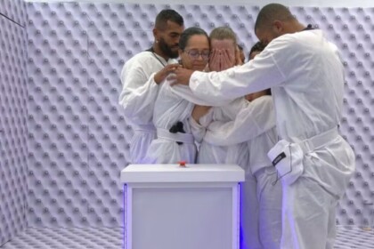 Participantes Quarto Branco abraçados após Elisa choras e desistir