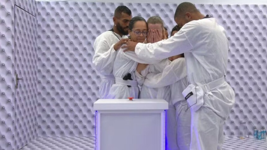 Participantes Quarto Branco abraçados após Elisa choras e desistir