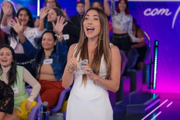Patricia Abravanel sorridente no meio da plateia no Programa Silvio Santos