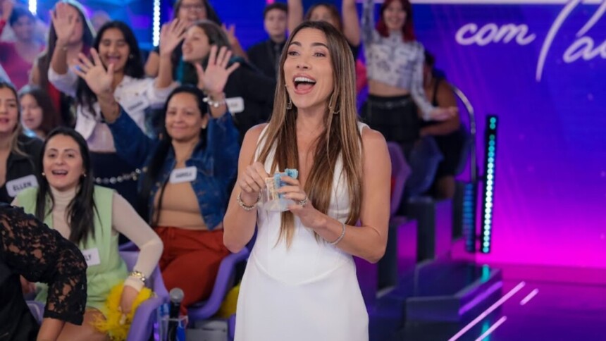 Patricia Abravanel sorridente no meio da plateia no Programa Silvio Santos