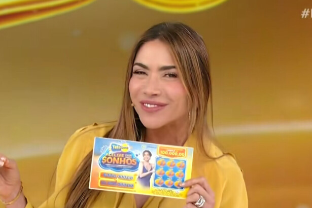 Patricia Abravanel em trecho do sorteio, sorrindo e segundo a Tele Sena de Ano Novo