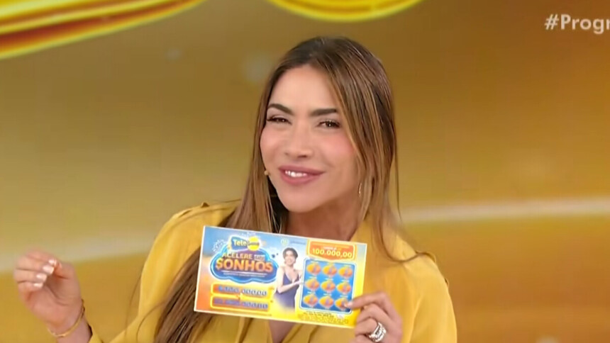 Patricia Abravanel em trecho do sorteio, sorrindo e segundo a Tele Sena de Ano Novo