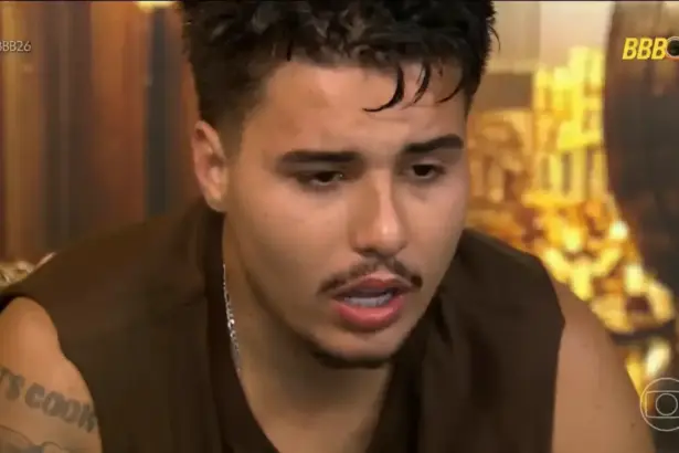 Pedro com a boca aberta no confessionário após desistir do BBB 26