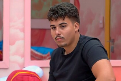 Pedro em um dos quartos do BBB 26