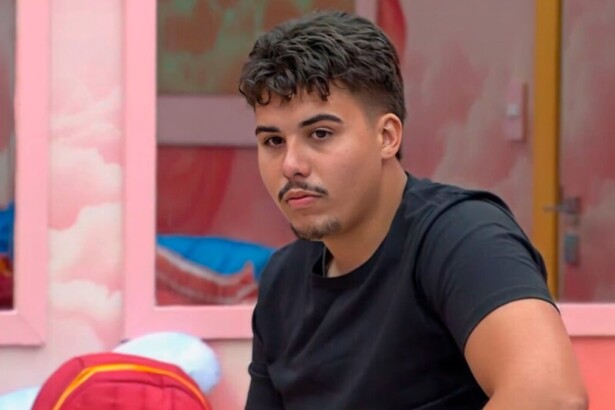 Pedro em um dos quartos do BBB 26
