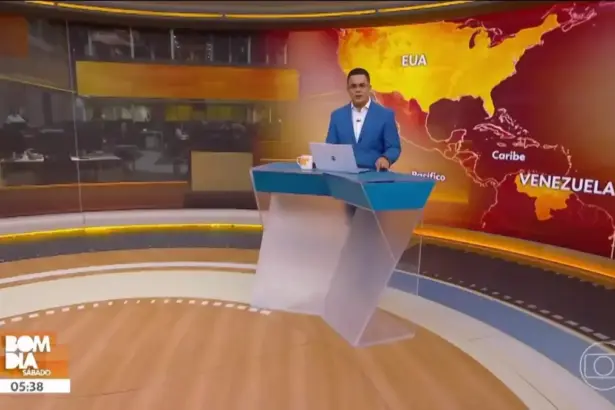 Marcelo Pereira em pé por trás da bancada do bom Dia Sábado no Plantão Globo