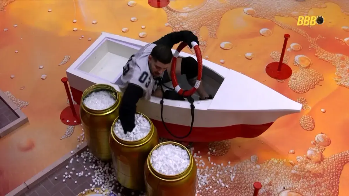 Marcelo dentro do barco procurando o ingrediente no barril