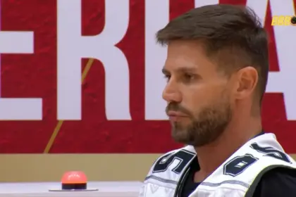 Jonas olha para o horizonte triste após desclassificação na Prova do Anjo do BB 26