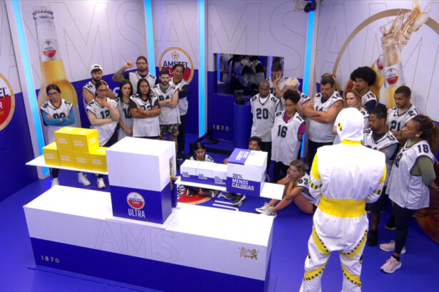Borthers e sisters em pé no centro do cenário da Prova do Líder do BBB 26 olhando para uma gangorra