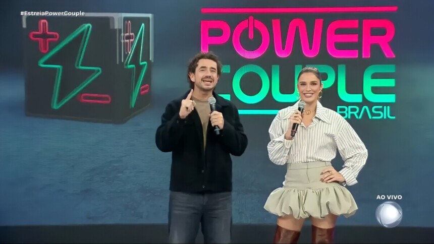 Felipe Andreoli e Rafa Brites no cenário do Power Couple Brasil 7