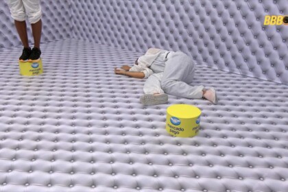 Rafaella desmaiada no chão do Quarto Branco do BBB 26