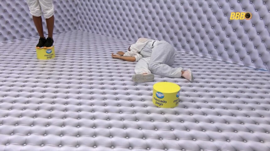 Rafaella desmaiada no chão do Quarto Branco do BBB 26