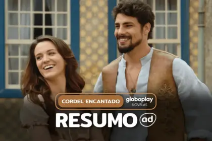 Açucena (Bianca Bin) e Jesuíno (Cauã Reymond) lado a lado e sorridentes na arte do resumo diário de Cordel Encantado