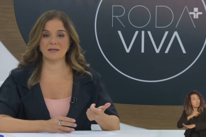 Vera Magalhães na bancada do Roda a Viva da TV Cultura