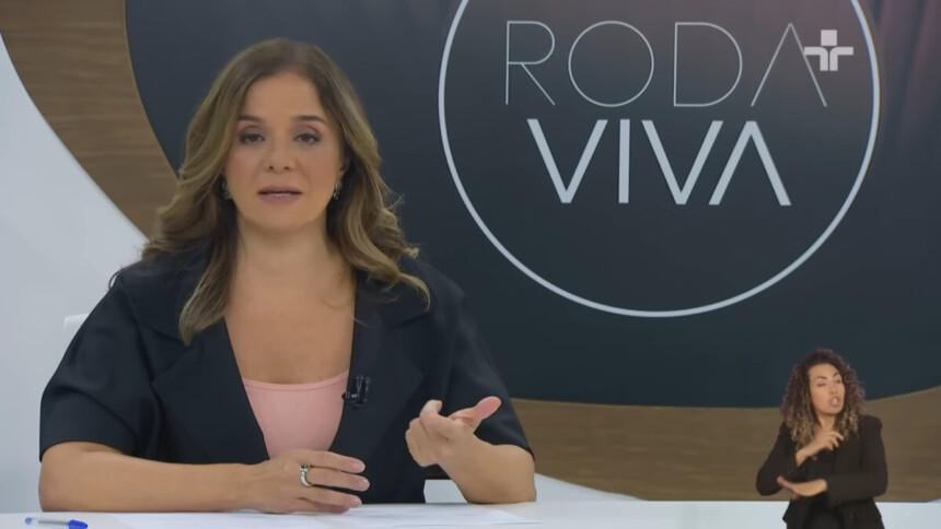 Vera Magalhães na bancada do Roda a Viva da TV Cultura