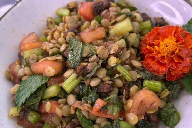 Salada de lentilha com frango crocante em trecho de Receita do Mais Você