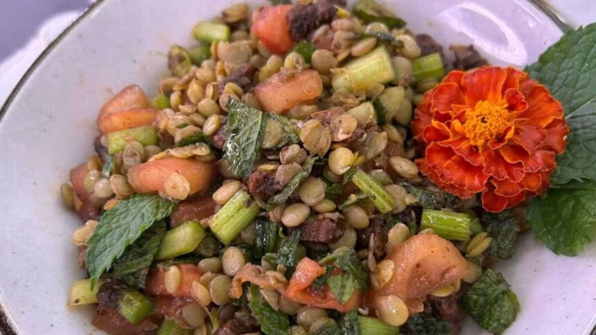 Salada de lentilha com frango crocante em trecho de Receita do Mais Você