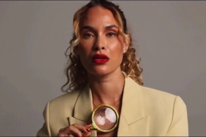 Sarah Andrade segura uma lupa em vídeo dias antes da estreia do BBB 26