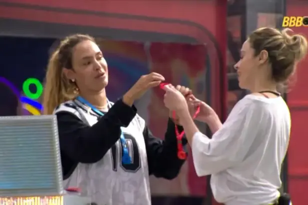 Sarah Andrade coloca cordão do monstro em Ana Paula na Prova do Anjo do BBB 26