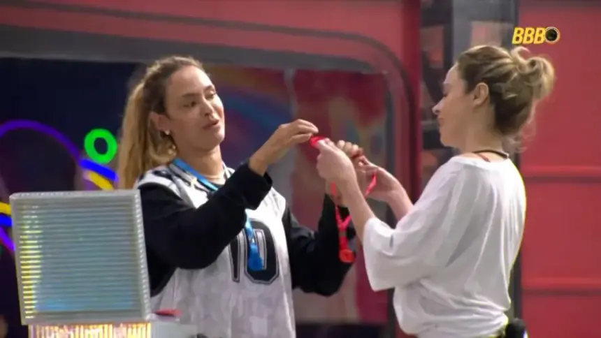 Sarah Andrade coloca cordão do monstro em Ana Paula na Prova do Anjo do BBB 26
