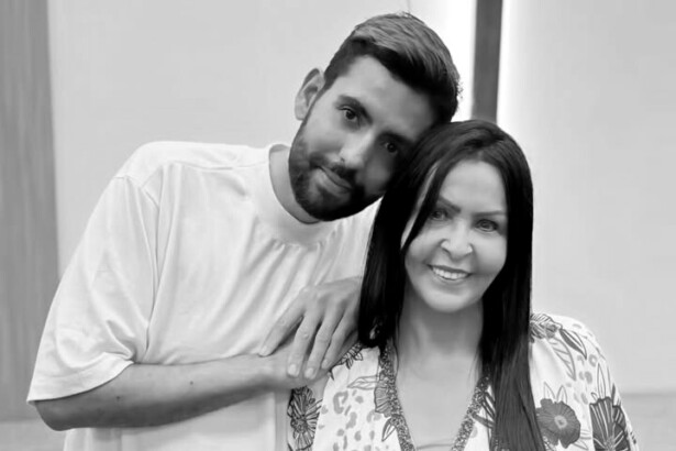 Wesley Carvalhaes ao lado da mãe, a cantora Shirley Carvalhaes