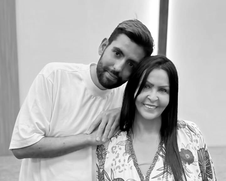 Wesley Carvalhaes ao lado da mãe, a cantora Shirley Carvalhaes