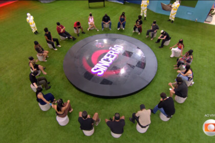 Participantes vendados em uma roda com um telão redondo escrito Sincerão do BBB 26