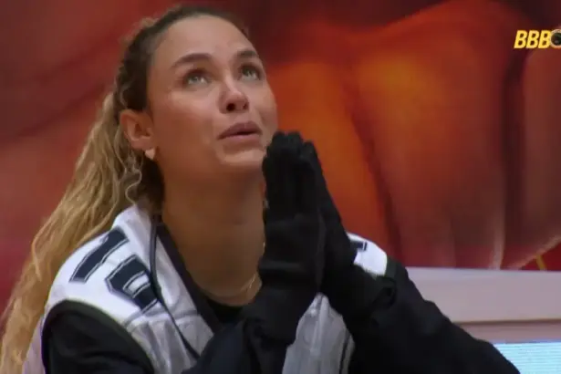 Sarah com as mãos unidas agradecendo vitória na Prova do Anjo do BBB 26