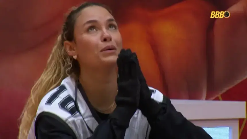 Sarah com as mãos unidas agradecendo vitória na Prova do Anjo do BBB 26