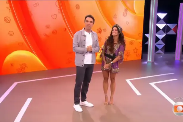 Tadeu Schmidt ao lado de Aline Campos no cenário do BBB 26