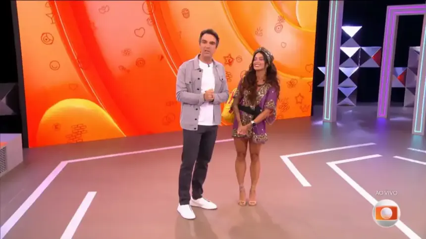 Tadeu Schmidt ao lado de Aline Campos no cenário do BBB 26
