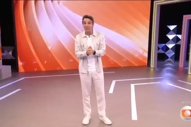 Tadeu Schmidt vestido de branco no novo cenário do BBB 26
