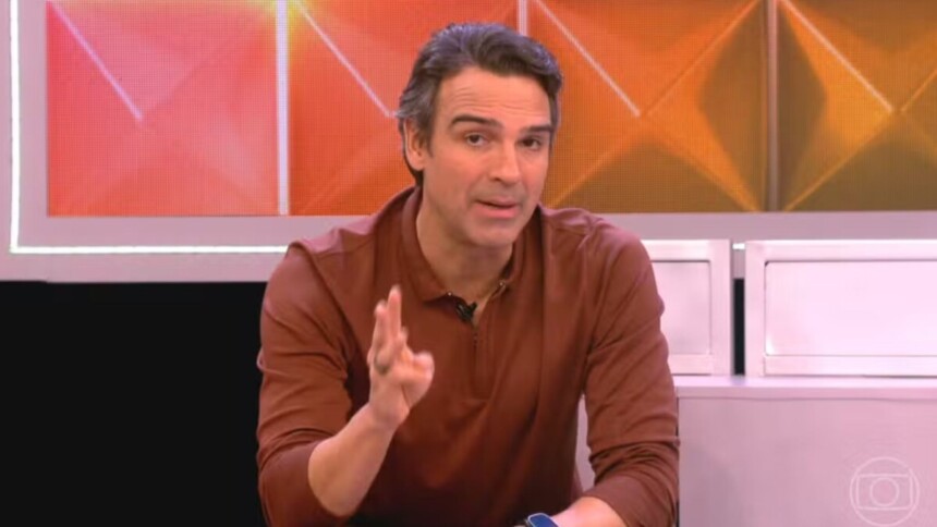 Tadeu Schmidt sentado no estúdio do BBB 26