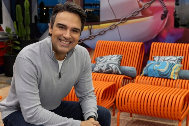 Tadeu Schmidt sorrindo em foto posada na Casa do BBB 26